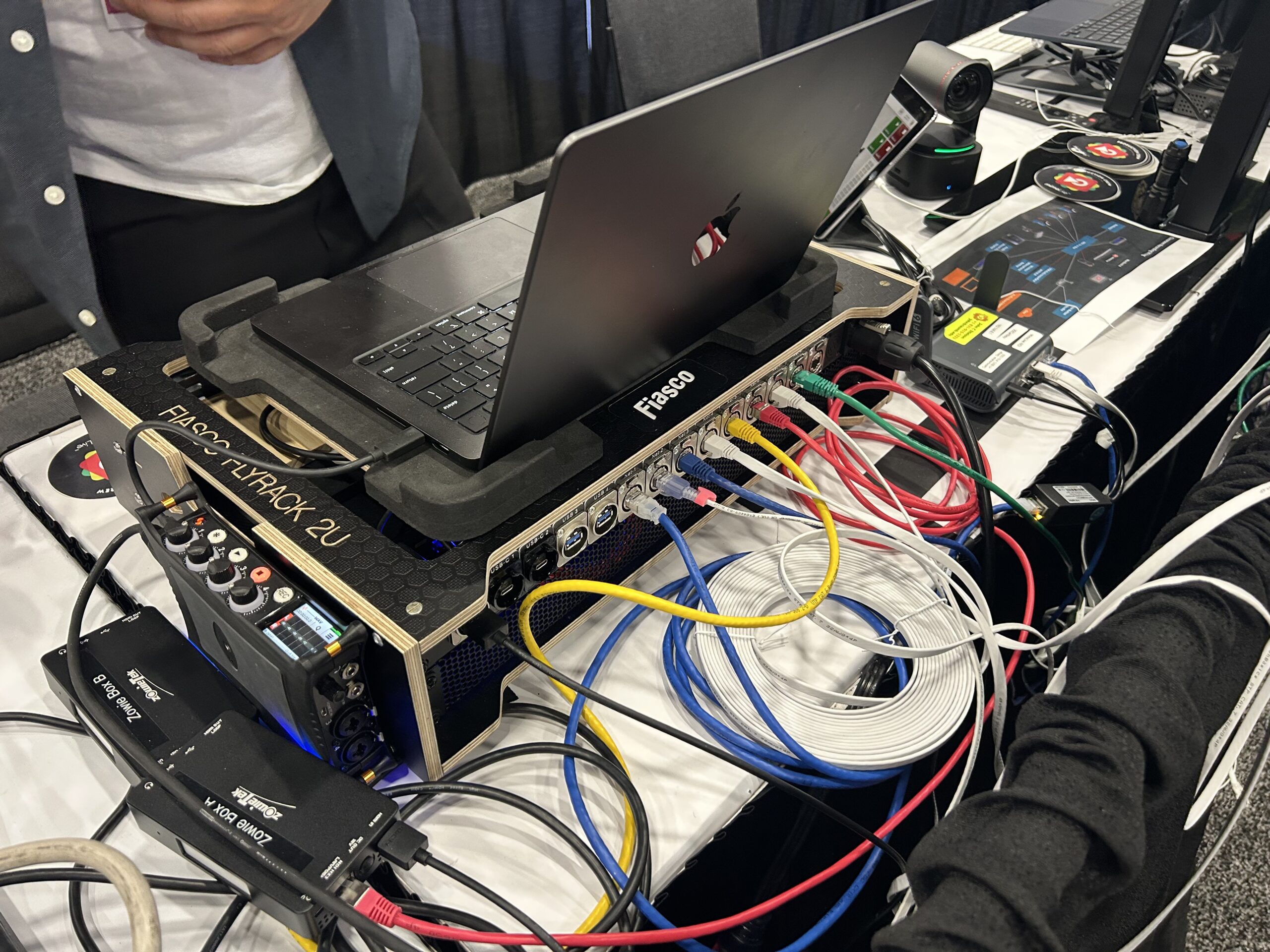 Фіаско Flyrack з NDI-in-a-Box, Zowiebox, MacBook та кабелями на NAB 2026