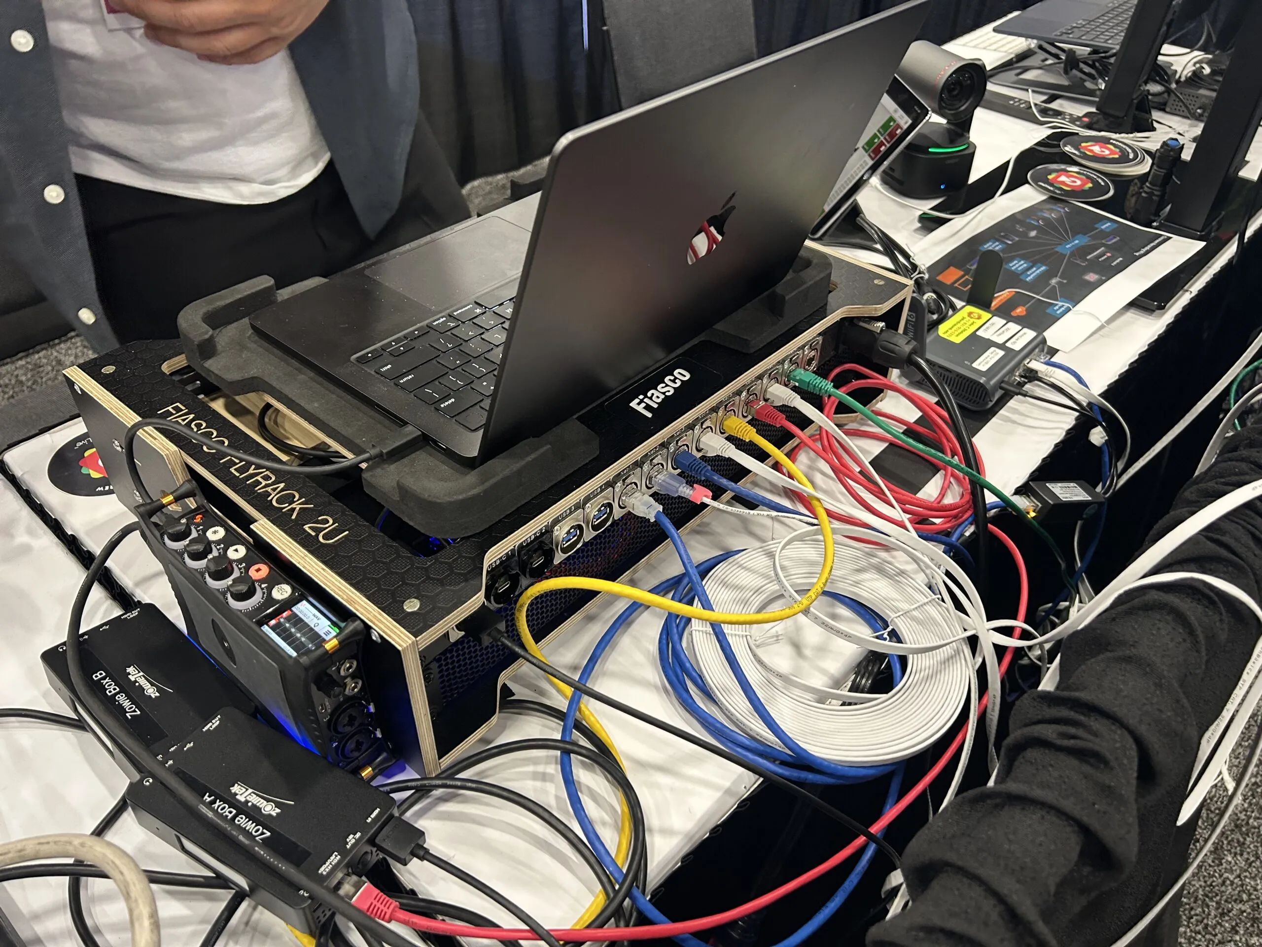 Fiasco Flyrack mit NDI-in-a-Box, Zowieboxen, MacBook und Verkabelung auf der NAB 2026