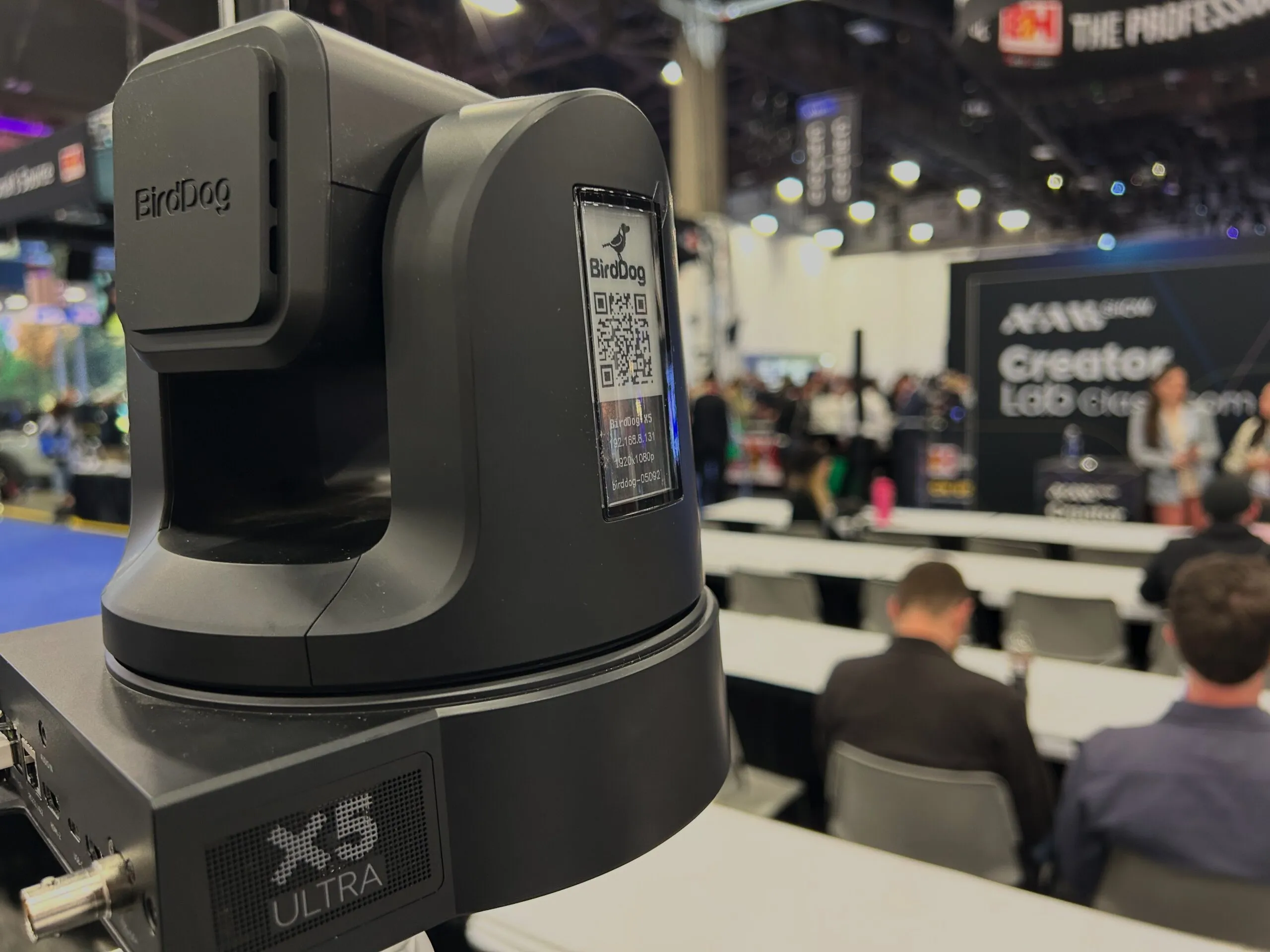 BirdDog X5 Ultra Kamera im NAB Creator Lab Workshop Raum positioniert