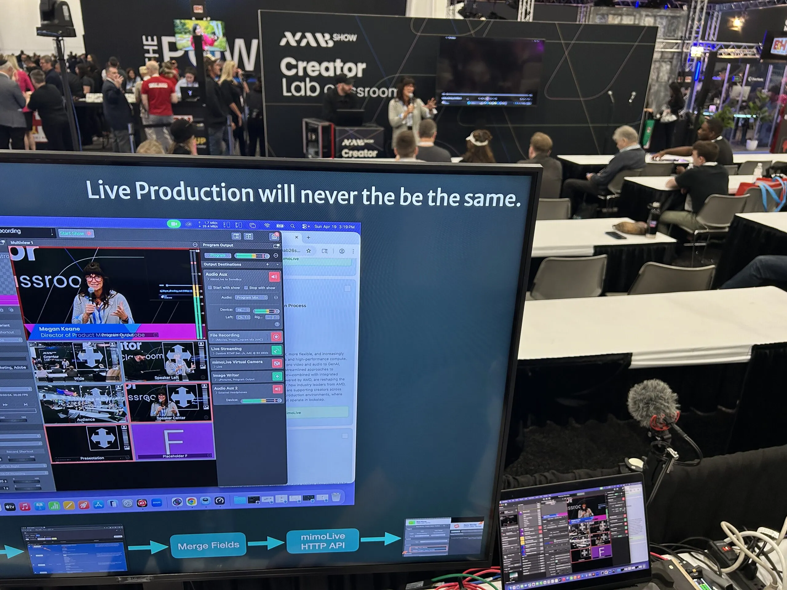 Bedienermonitor mit mimoLive Multiview während eines Live-Workshops